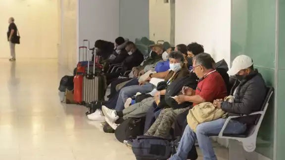 Los pasajeros tuvieron que esperar hasta que pare la lluvia Los pasajeros tuvieron que esperar hasta que pare la lluvia