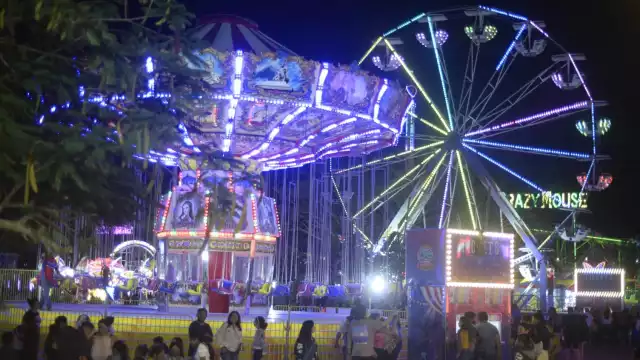 Uno de los aparatos en el recinto ferial se quedó sin electricidad, los encargados ayudaron a los de abajo, pero los de arriba esperaron a que se restableciera