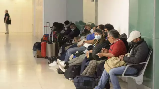 Los pasajeros tuvieron que esperar hasta que pare la lluvia