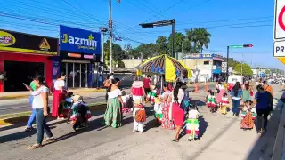 Niños de José María Morelos desfilan para celebrar el Aniversario de la Revolución Mexicana
