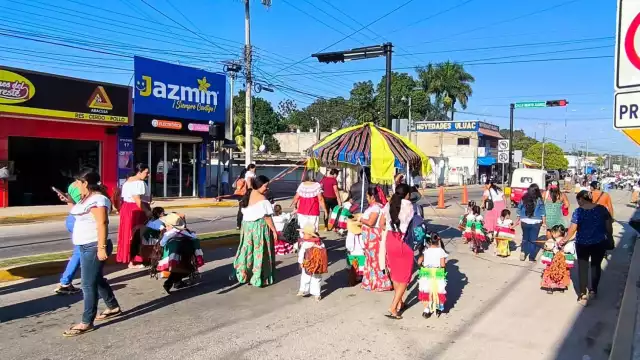 La parada cívica-escolar dio inicio a las 8:30 de la mañana y concluyó cerca las 10 de la mañana