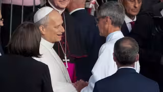 Stefano Margaritora (derecha) estimó que el Papa León XIV podría alcanzar una recuperación física completa en aproximadamente 10 días