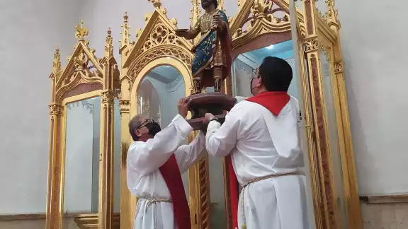 Los Patronos regresarán a sus nichos el día 10, después de la misa de las 19:00 horas Los Patronos regresarán a sus nichos el día 10, después de la misa de las 19:00 horas