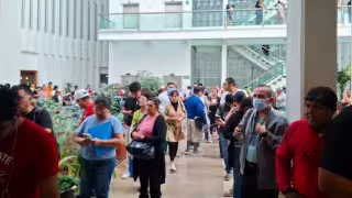 “Llegan desde la 1 am": Pacientes del IMSS en Cancún esperan hasta 5 horas para una consulta