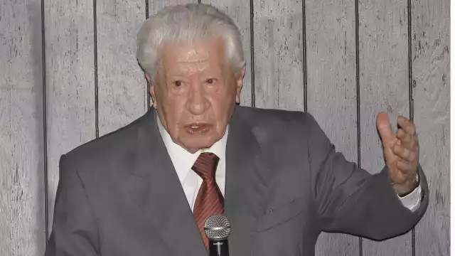 El actor, de 97 años, agradeció a sus seguidores por estar al pendiente de su estado de salud