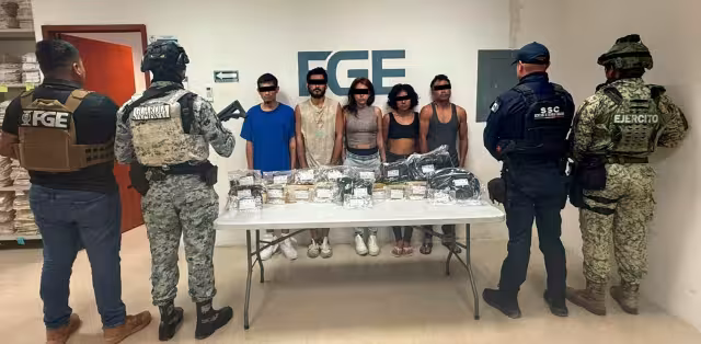 La Fiscalía General del Estado presentó a los cinco detenidos.