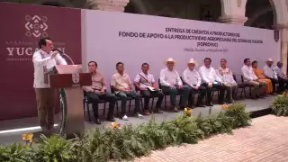 Joaquín Díaz Mena entrega apoyos al sector agropecuario de Yucatán