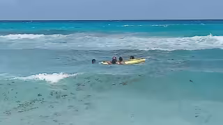 Tres mujeres fueron arrastradas mar adentro en playa Delfines de Cancún; guardavidas evitan una tragedia