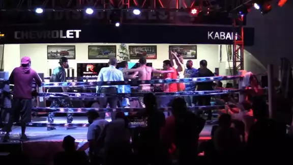 El kanasinense Denovan Silencioso Salazar y el cancunense José JJ Viveros disputaron un cerrado combate que fue juzgado por los espectadores como fraudulento El kanasinense Denovan Silencioso Salazar y el cancunense José JJ Viveros disputaron un cerrado combate que fue juzgado por los espectadores como fraudulento