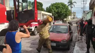 Bomberos evitan explosión de un tanque de gas en Campeche