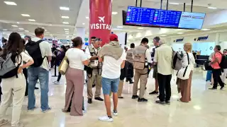 Extranjeros reprochan presunto cobro abusivo en impuestos del Visitax en Cancún