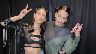Danna Paola y Rosalía se tomaron una fotografía juntas previo al concierto