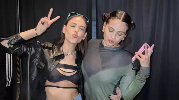 Danna Paola y Rosalía se tomaron una fotografía juntas previo al concierto