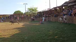Caballo muerde a un comerciante durante una corrida de toros en Telchac Pueblo