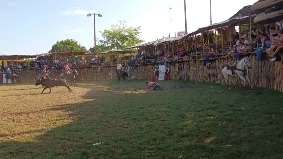 La corrida de toros en Telchac Pueblo generó caídas de jinetes y sus caballos La corrida de toros en Telchac Pueblo generó caídas de jinetes y sus caballos