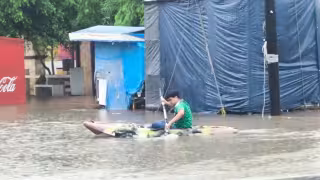 Joven "aprovecha" inundaciones provocadas por las lluvias y navega en kayak en José María Morelos