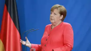 Angela Merkel, recibió en Berlín la primera dosis de la vacuna de AstraZeneca contra COVID-19.