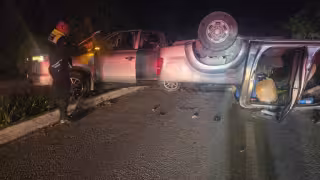 Aparatoso choque entre camionetas deja una volcada y destruida en Playa del Carmen