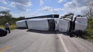 Aparatosa volcadura de madrina paraliza la carretera federal Escárcega–Villahermosa