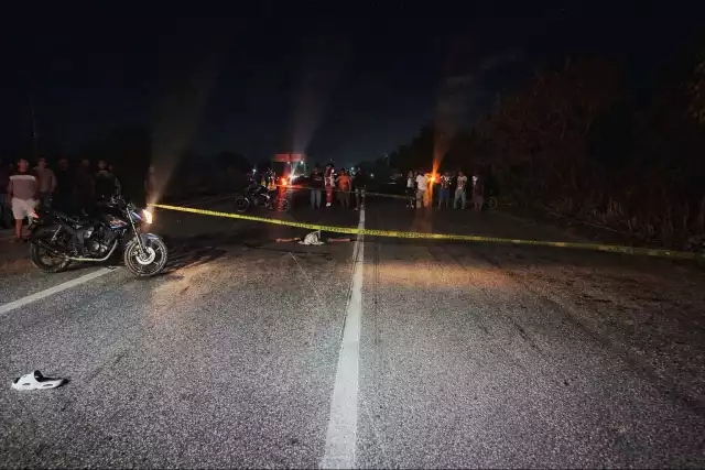 El cuerpo sin vida del motociclista quedó sobre la cinta asfáltica.