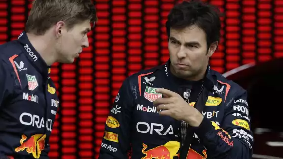 Max Verstappen consideró que el mexicano Sergio ‘Checo’ Pérez tuvo un movimiento agresivo al inicio de la carrera sprint del Gran Premio de Austria 2023 de la F1
Max Verstappen consideró que el mexicano Sergio ‘Checo’ Pérez tuvo un movimiento agresivo al inicio de la carrera sprint del Gran Premio de Austria 2023 de la F1