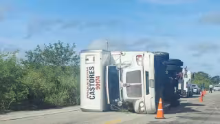 Vuelca camión de paquetería en la carretera Carmen-Campeche; Guardia Nacional resguarda la zona