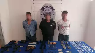 Los hombres detenidos llevaban consigo armas de fuego y drogas, cuando fueron arrestados por policías en Cancún
