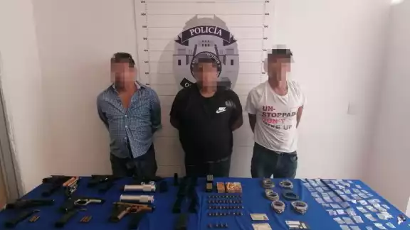 Los hombres detenidos llevaban consigo armas de fuego y drogas, cuando fueron arrestados por policías en Cancún Los hombres detenidos llevaban consigo armas de fuego y drogas, cuando fueron arrestados por policías en Cancún