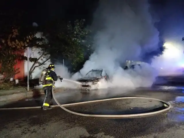 Vehículo se incendia en Playa del Carmen; investigan causas