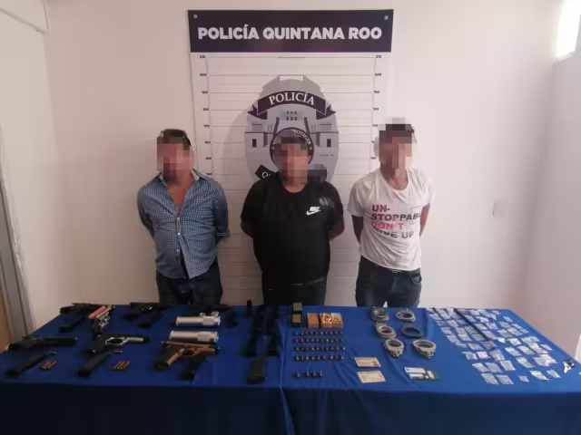 Los hombres detenidos llevaban consigo armas de fuego y drogas, cuando fueron arrestados por policías en Cancún