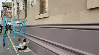 Resaltaron que las personas encargadas de esta labor están utilizando pintura vinílica sobre la piedra original del edificio.