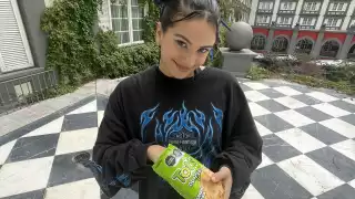 Rosalía se come unos totis en México y se vuelve viral en redes