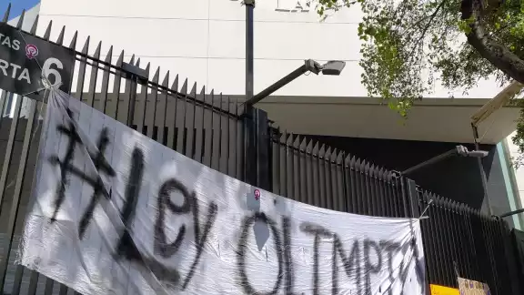 "Nos preocupa mucho su situación y queremos asegurarnos que ustedes no estén en peligro y difundir información certera", se añade. "Nos preocupa mucho su situación y queremos asegurarnos que ustedes no estén en peligro y difundir información certera", se añade.