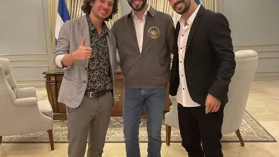 El youtuber junto al presidente de El Salvador. El youtuber junto al presidente de El Salvador.