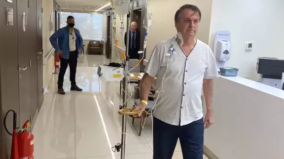 Uno de sus hijos, el diputado Eduardo Bolsonaro, informó ayer jueves en un video publicado en la plataforma Telegram Uno de sus hijos, el diputado Eduardo Bolsonaro, informó ayer jueves en un video publicado en la plataforma Telegram