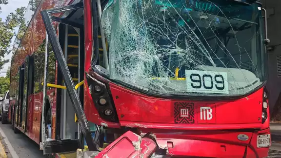Así quedó la unidad del Metrobús tras el accidente Así quedó la unidad del Metrobús tras el accidente