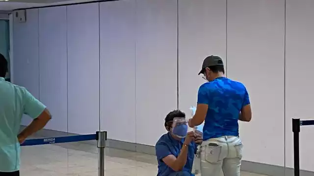 Momento cuando un yucateco recibe la propuesta de matrimonio en Houston, Texas