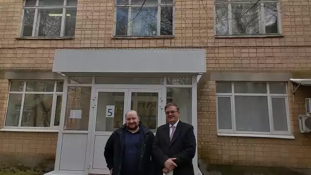 Marcelo Ebrard, a las afueras del Instituto Gamaleya