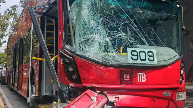 Así quedó la unidad del Metrobús tras el accidente