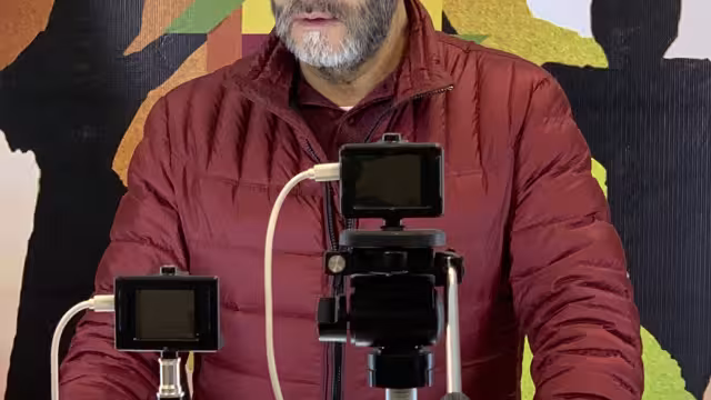 Es acusado, junto a otros políticos de proteger a la mafia rumana