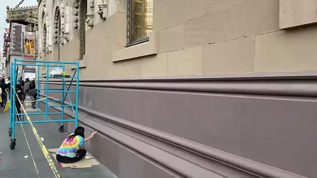 Resaltaron que las personas encargadas de esta labor están utilizando pintura vinílica sobre la piedra original del edificio.