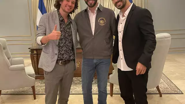 El youtuber junto al presidente de El Salvador.