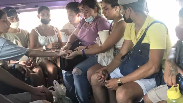 Algunos usuarios en redes sociales muestran su enojo cuando las personas abordan el transporte público en Cancún sin cubrebocas