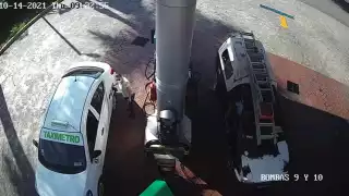 Deteniendo el video puede observarse cómo una mujer es la guiadora del taxi que huyó sin pagar y que no ha sdo identificada