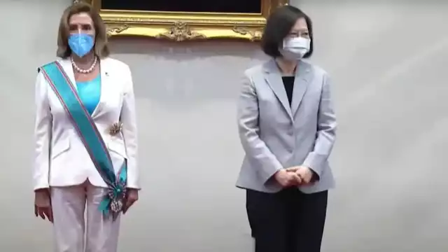 Nancy Pelosi acompañada de la presidenta de Taiwán. Foto: Reuters