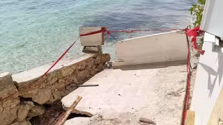 Cierran acceso a Playa Pelícanos tras deterioro de soporte por erosión