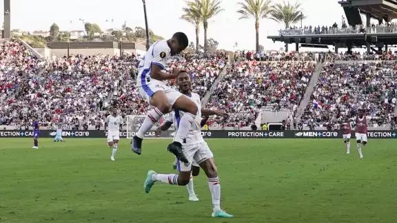 Un par de atajadas en los tiros desde el manchón del arquero Orlando Mosquera le dieron el pase a los canaleros a la llave por el título de esta competencia de la Concacaf
