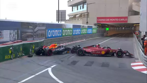 Sergio Pérez patinó al intentar acelerar y en la acción sufrió un segundo golpe Sergio Pérez patinó al intentar acelerar y en la acción sufrió un segundo golpe
