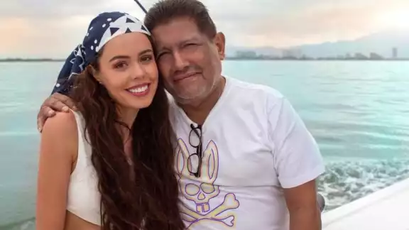 El productor compartió las fotos del romance que tiene con la joven de 27 años, el internet no dudó en criticarlo y burlarse de él. El productor compartió las fotos del romance que tiene con la joven de 27 años, el internet no dudó en criticarlo y burlarse de él.