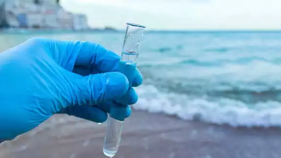 El profesor Huanting Wang lidera el equipo de investigación que ha conseguido transformar agua de mar en agua potable El profesor Huanting Wang lidera el equipo de investigación que ha conseguido transformar agua de mar en agua potable